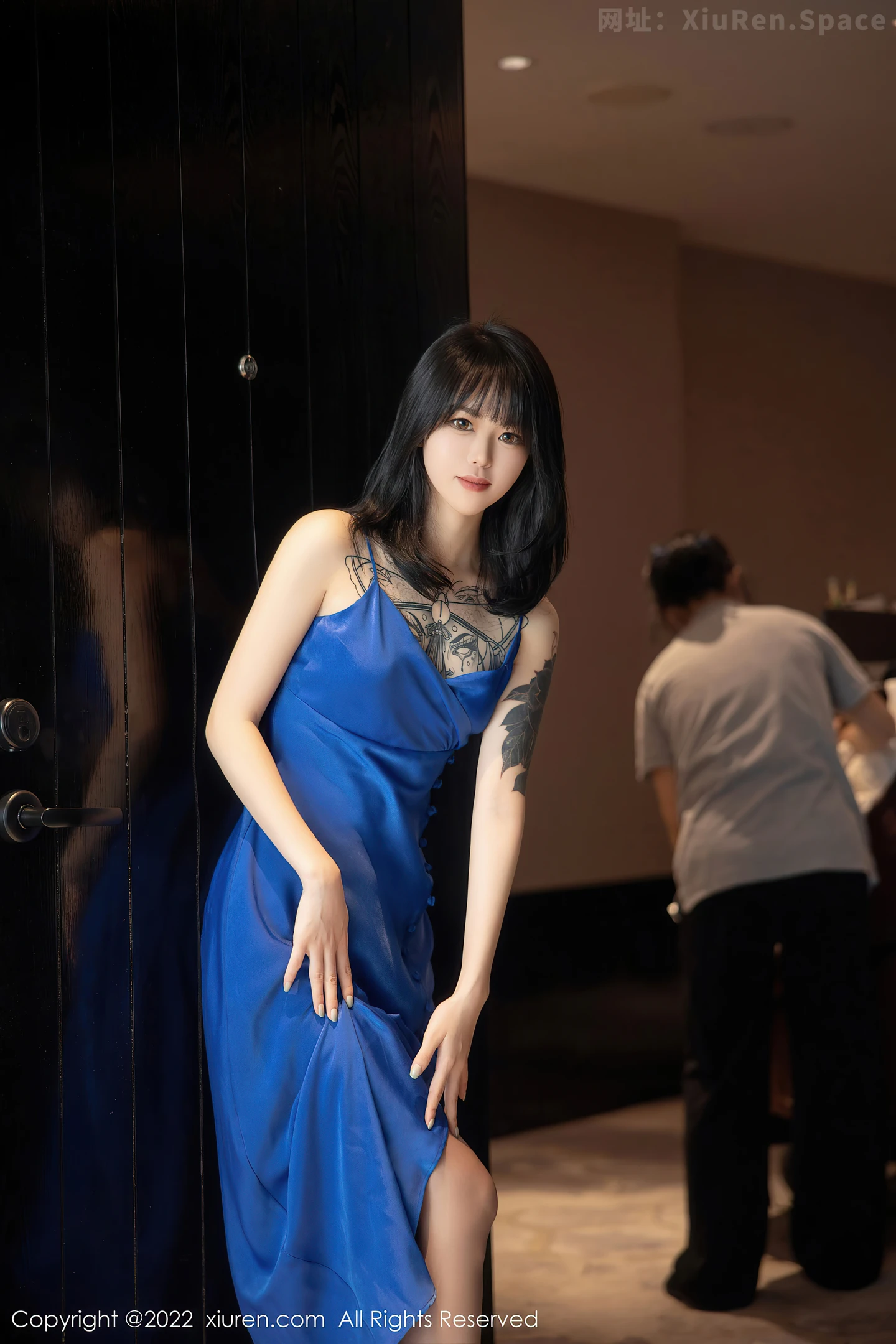 图片[3]-[XiuRen秀人网] VOL.5165 模特奶瓶蓝色吊裙配灰丝裤袜秀曼妙身材性感美腿迷人诱惑写真82P-秀人网官方网站